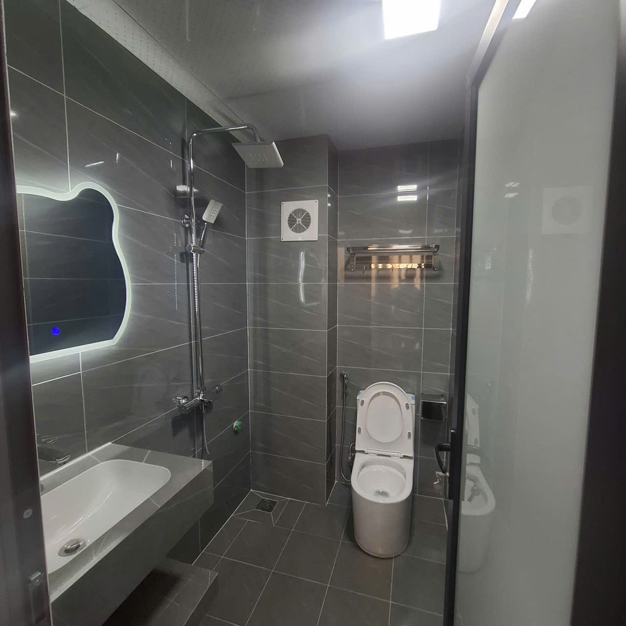 🔥 CƠ HỘI NGÀN NĂM CÓ 1 CHO GIA ĐÌNH TÀI CHÍNH HẠN HẸP – ĐÓN TẾT 2026 VIÊN MÃN! 💥 8 TỶ – Ô TÔ ĐỖ CỬA – THÔNG HOÀNG QUỐC VIỆT – VÕ CHÍ CÔNG – XUÂN TẢO! 💥 🏡 Nhà đẹp – vị trí vàng – tiện ích bủa vây, hiếm có căn thứ hai! 📐 Sổ đỏ 25m² – MT 3.5m – 5 tầng chắc chắn, thoáng sáng 🚗 Ô tô đỗ cửa, đường thông các trục lớn, di chuyển cực dễ 🌳 Sân chơi trước nhà, tuyệt vời cho gia đình có trẻ nhỏ 🏙️ Kề cận Starlake, thừa hưởng trọn tiện ích cao cấp: công viên, hồ, trường học, TTTM… 💥 8 TỶ mà có ô tô đỗ cửa + vị trí trung tâm thế này = CỰC HIẾM! ⛔ Nhà hiếm – khách thiện chí xem ngay kẻo lỡ! 📞 Em Thắng: 0977168567 #starlake #nhahoangquocviet #nhavochicong #bandatcaugiay